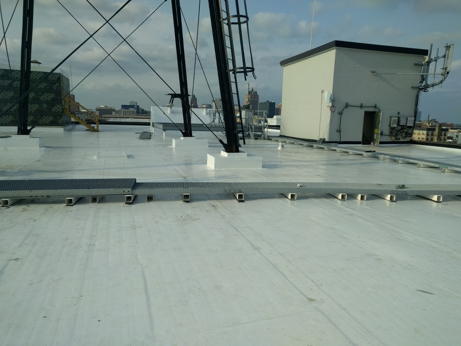 Commercial roof replacement services in Milwaukee